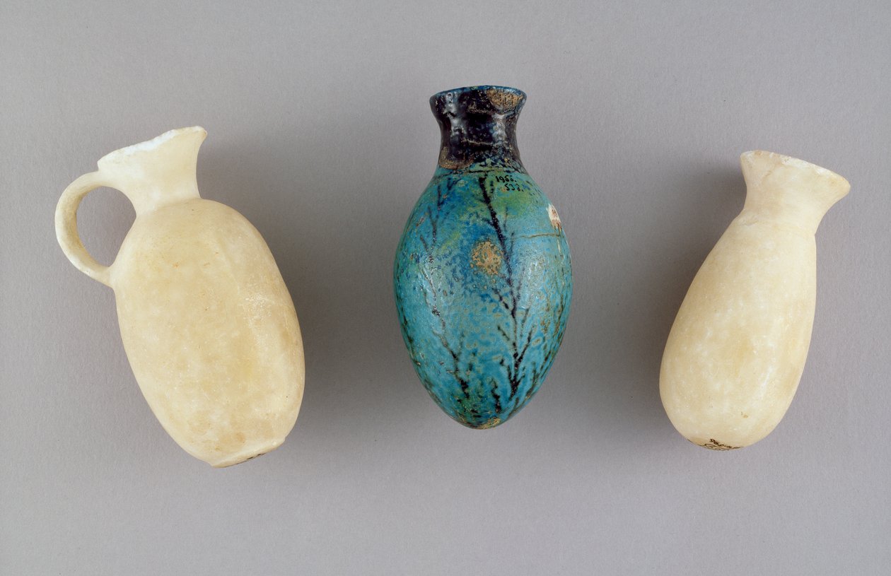 墓G.37、ジェリコ、紀元前1800〜1700年頃の3つの化粧品容器（石膏とファイアンス） 作： 先史時代