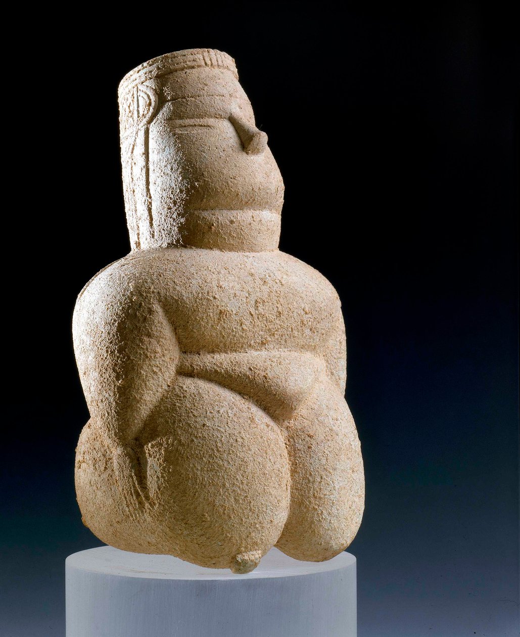 カオリナイト製の女性神像（カブラ市のクックル・サリウ出土 作： 先史時代先史時代