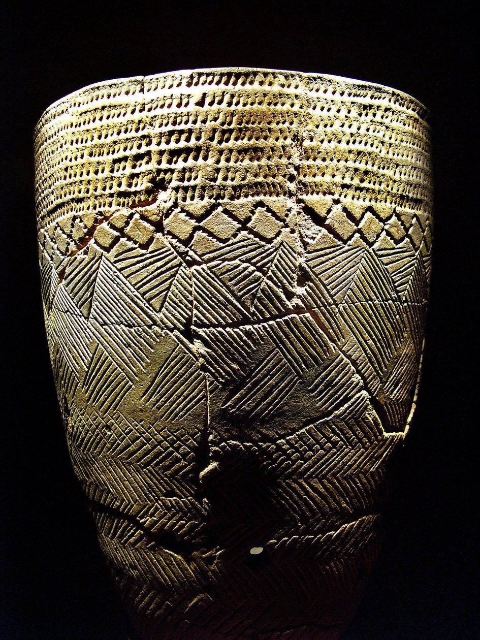 櫛歯状の装飾を施した土器、新石器時代の紀元前8000年頃、韓国・アムサ洞。写真提供：韓国・ソウル国立博物館 作： 先史時代先史時代