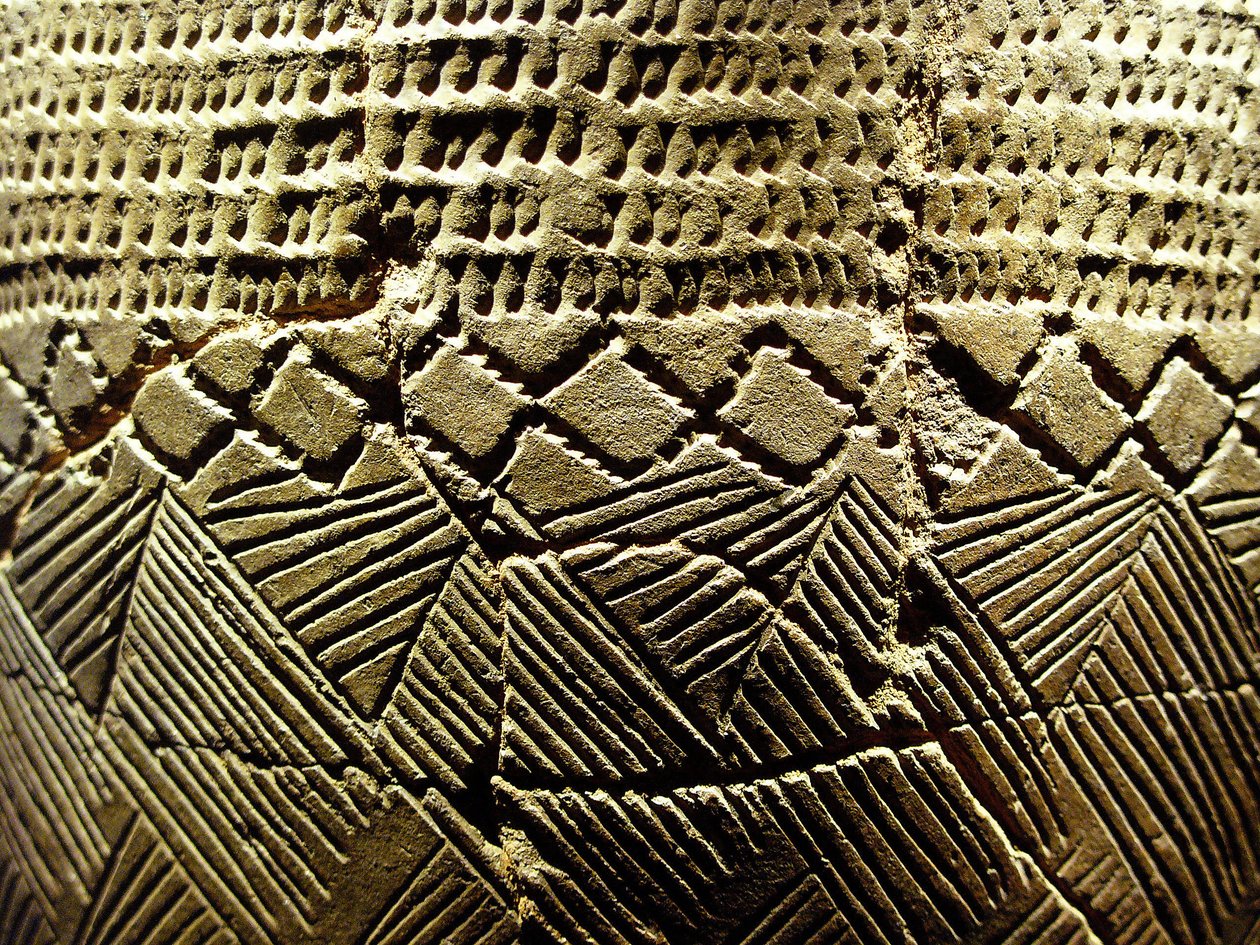 櫛歯状の装飾を施した土器、新石器時代の紀元前8000年頃、韓国・アムサ洞。写真提供：韓国・ソウル国立博物館 作： 先史時代先史時代