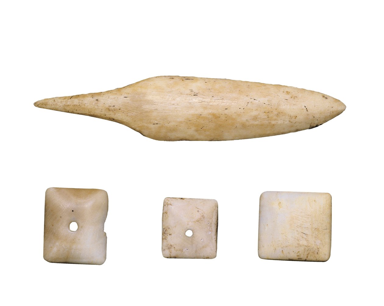 プレヒストワール（ネオリティーク）。矢の先端と骨のボタン。Cueva Toralla（Lleida）より 作： 先史時代先史時代