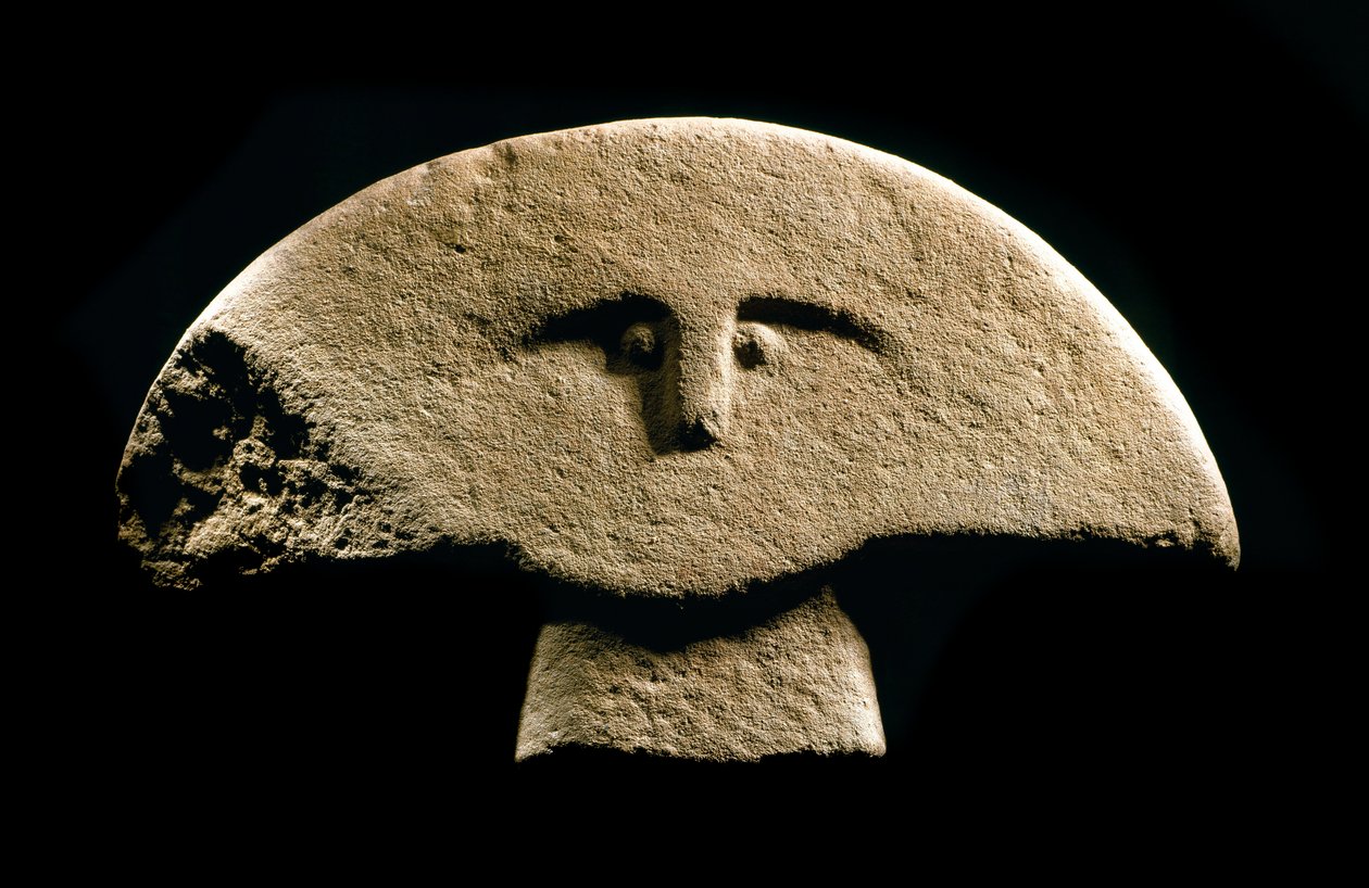 先史時代の美術：鉄器時代に彫られた人物像。紀元前1100～800年。ラ・スペツィア、ルニジアナ文明の市立博物館。 作： 先史時代先史時代