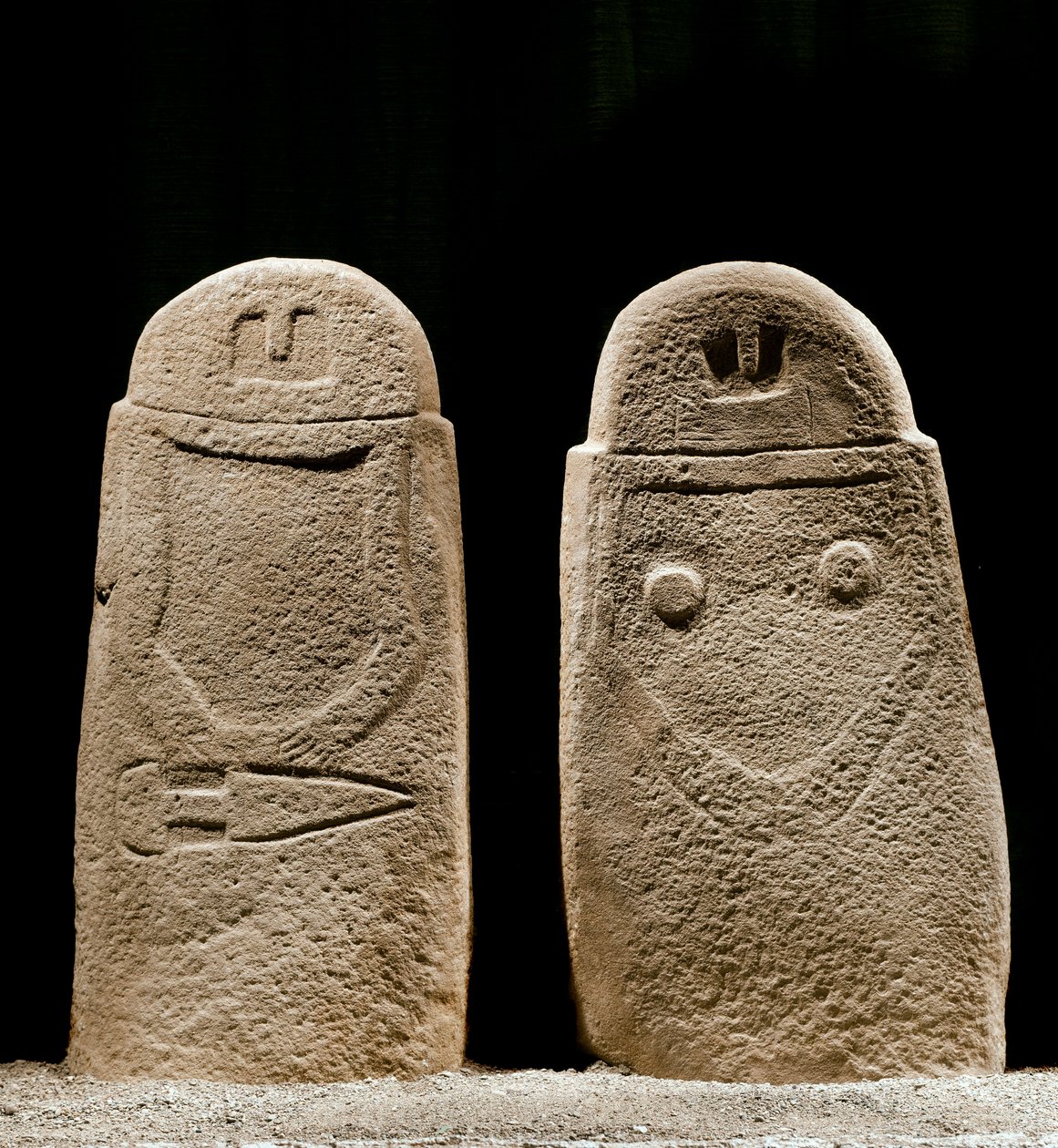 先史時代の芸術：イタリア、ラ・スペツィア近郊のルニジアナ遺跡から出土した鉄器時代の男女の2つのメンヒル。紀元前1100〜800年。ラ・スペツィア、ルニジアナ市民博物館（Museo Comunale della Civilta Lunigiana 作： 先史時代先史時代