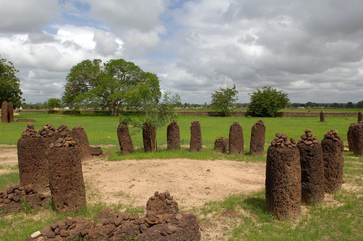先史時代。ガンビアのワスから出土した巨石のサークル（写真 作： 先史時代先史時代