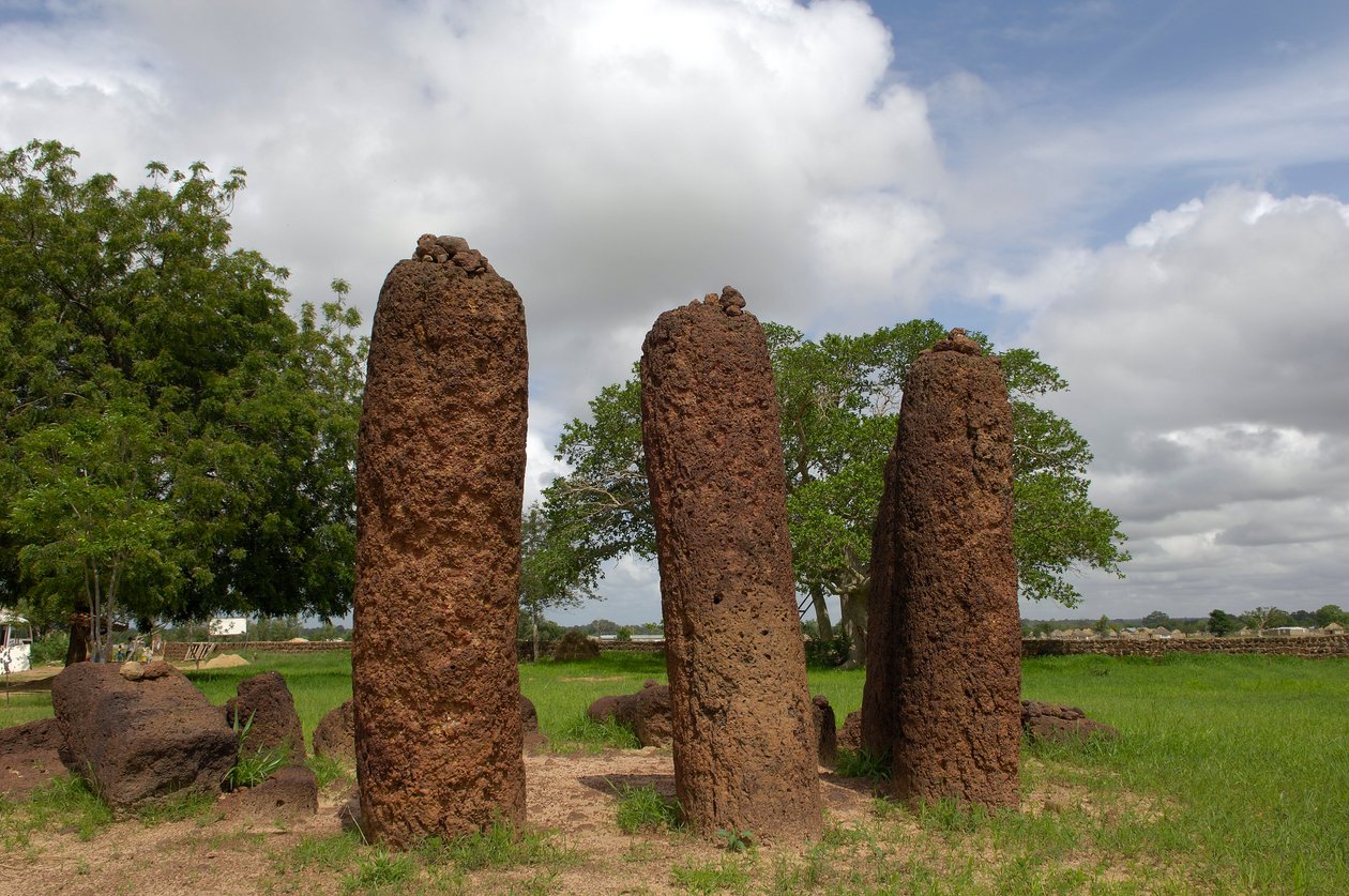 先史時代。ガンビアのワスから出土した巨石のサークル（写真 作： 先史時代先史時代