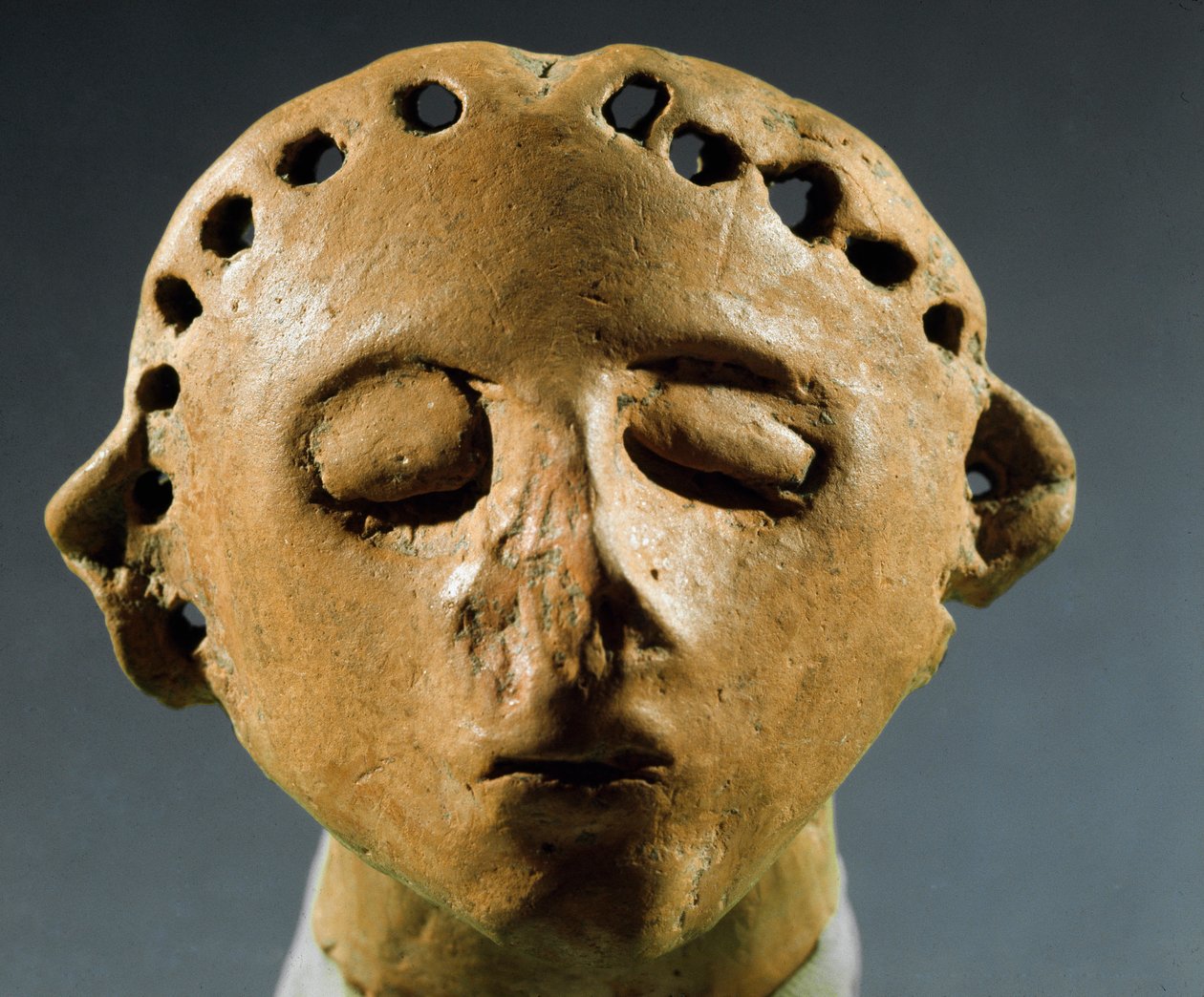 先史時代、Cucuteni-Trypillia（Cucuteni TrypilliaまたはTripolya）の文化：粘土の彫像の頭部。紀元前3000年 新石器時代、石器時代。キシネフ（キシナウ）、モルドバ共和国科学歴史研究所 作： 先史時代先史時代