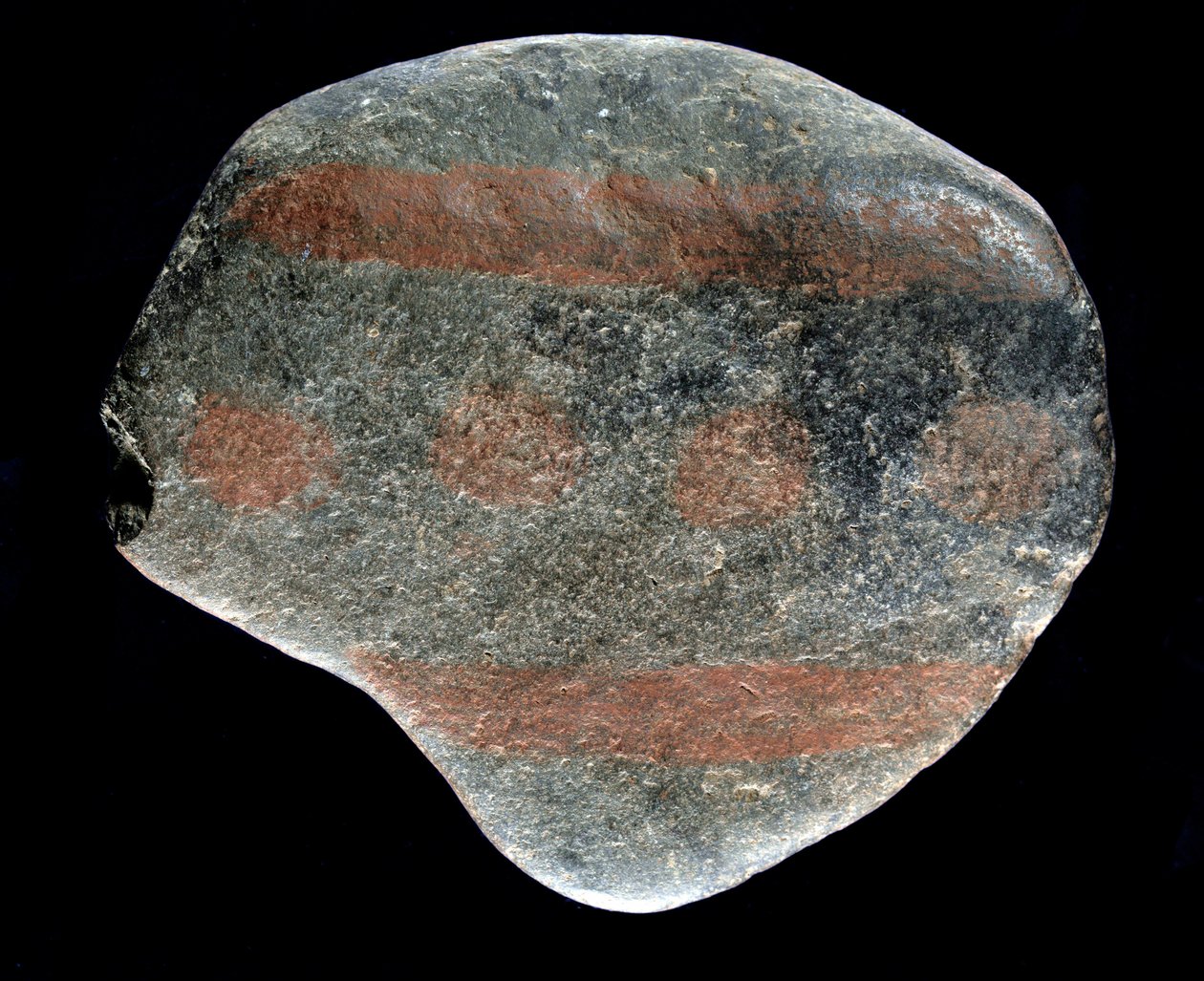 先史時代：アジール文化期の彩色された小石。紀元前9000年。サン