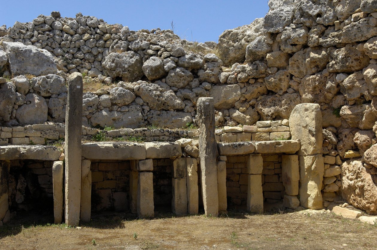先史時代：新石器時代（紀元前3500～2600年）の巨石神殿「グガンティヤ」（マルタ共和国ゴゾ島）の様子（写真）。 作： 先史時代先史時代