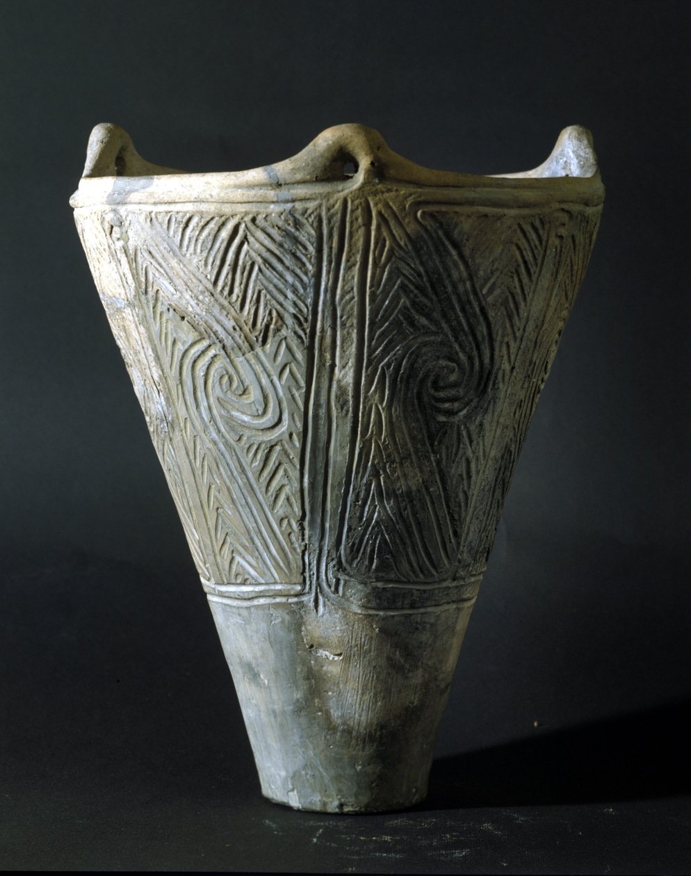 縄文時代（日本の先史時代）のテラコッタ製花瓶。ローマ、国立東洋美術館。 作： 先史時代先史時代