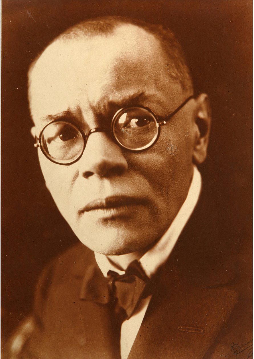 屋外のアレクセイ・ミハイロヴィッチ・レミゾフ (アレクセイ、アレクセイ) (1877-1957) の肖像画。 写真家ペトル・イワノビッチ・シュモフ (1872-1936) 作： Pyotr Ivanovich Shumov