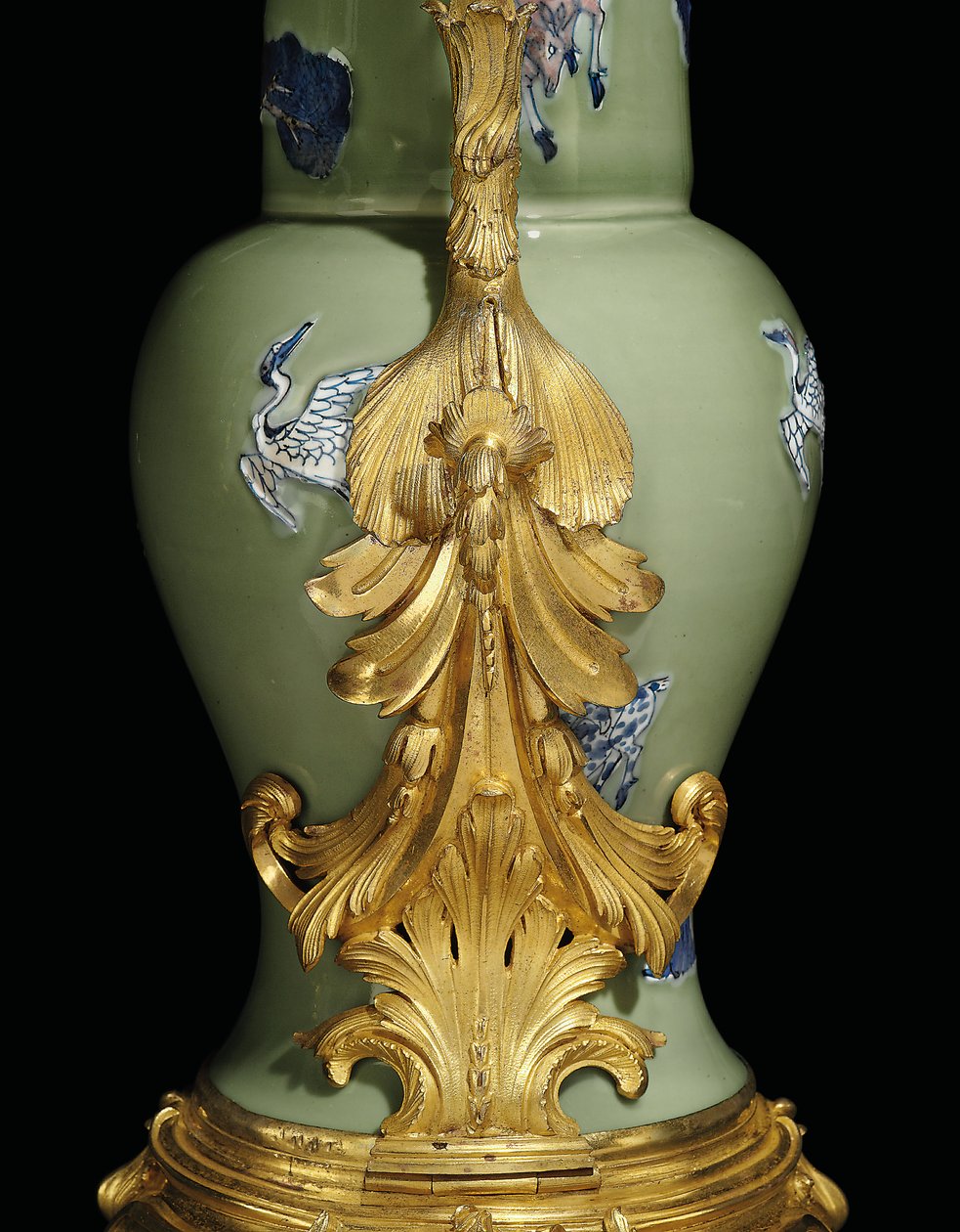 ルイ15世の一対の磁器の1つ、磁器1662-1722は、c.1745-49（オルモルに取り付けられた磁器）をマウントします。 作： 清朝康熙時代中国学校