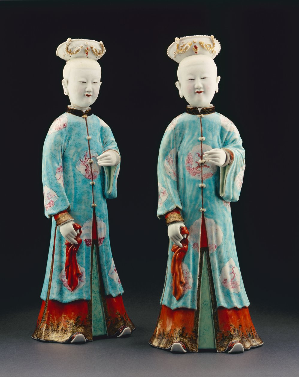 一対の女性の置物、乾隆期、1736-95年（磁器） 作： 清王朝の中国語学校