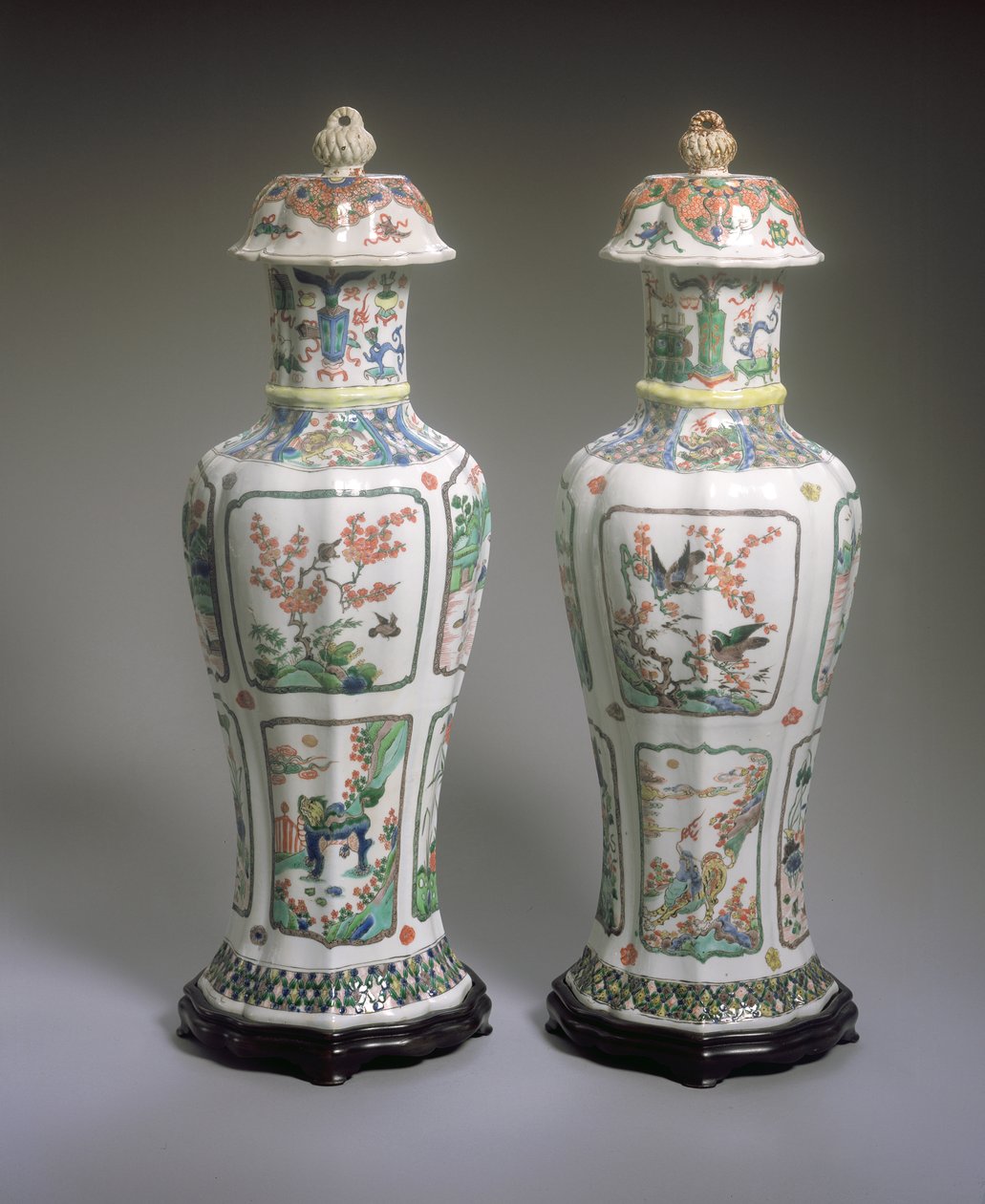 中国輸出ファミーユ・ヴェルテ花瓶とカバーのペア、康熙時代（1662-1722）（磁器）（272196も参照 作： 清王朝の中国語学校