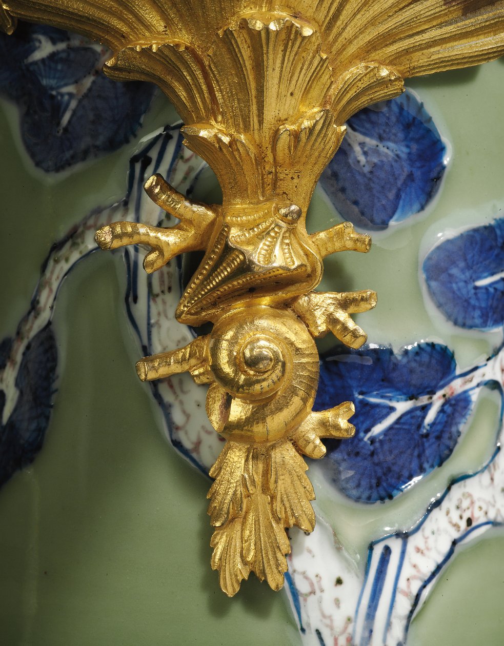 ルイ15世の一対の磁器の1つ、磁器1662-1722は、c.1745-49（オルモルに取り付けられた磁器）をマウントします。 作： 清王朝の江西時代の中国