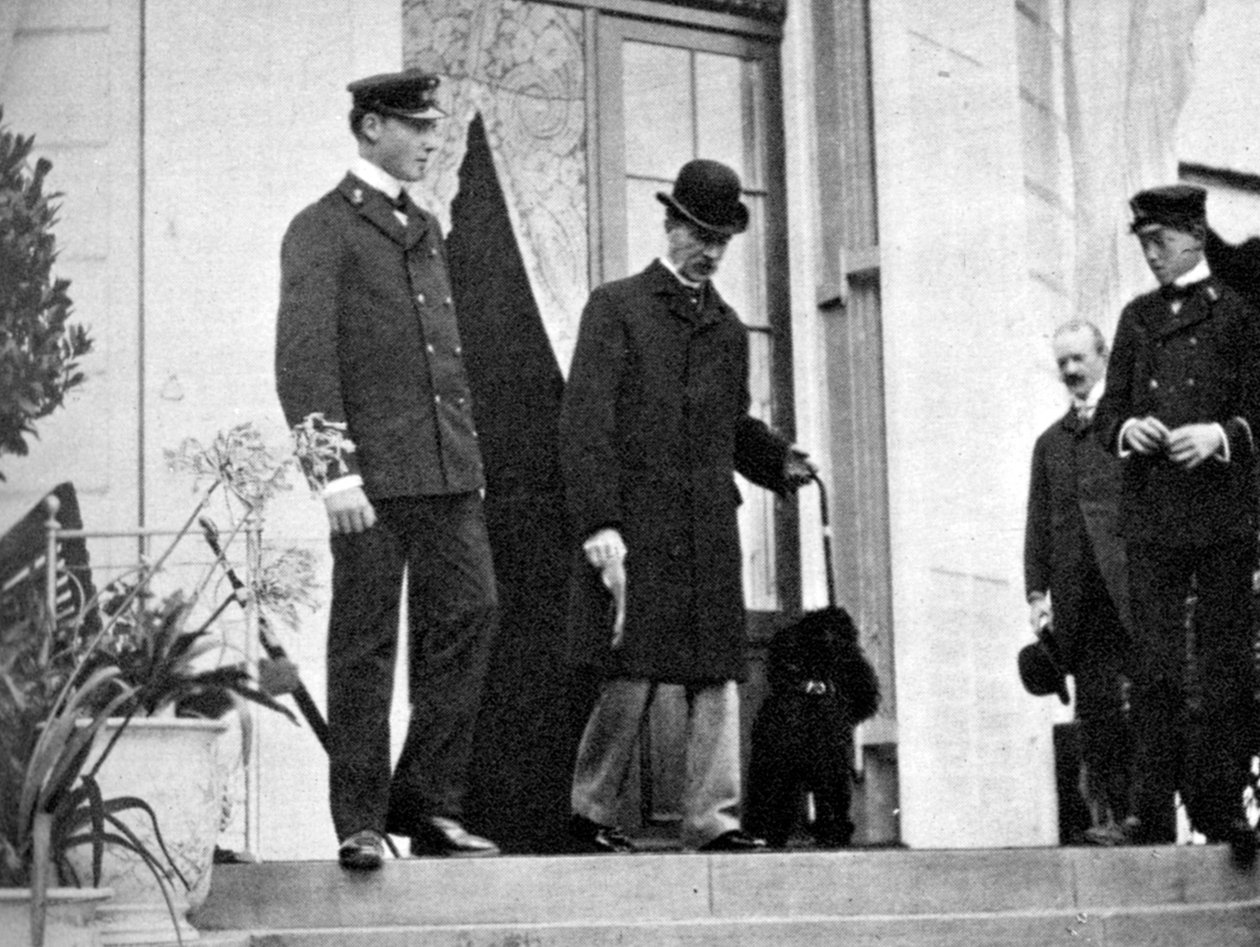 1818年から1906年のデンマークのクリスチャン9世とその孫、1908年 作： 女王アレクサンドラ
