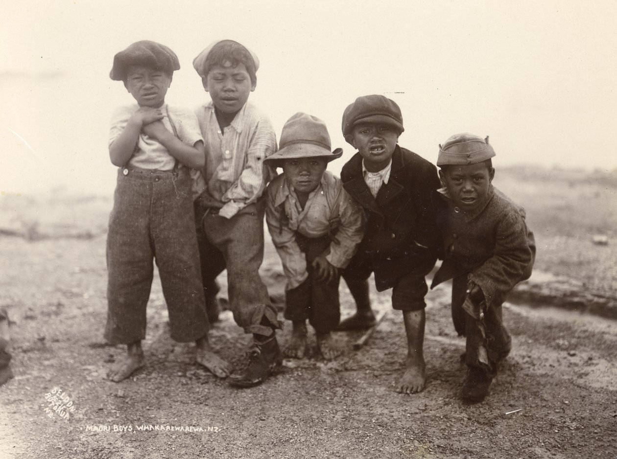 マオリボーイズ、ファカレワレワ、1910年頃（銀ゼラチンプリント） 作： ラルフ・セルドン