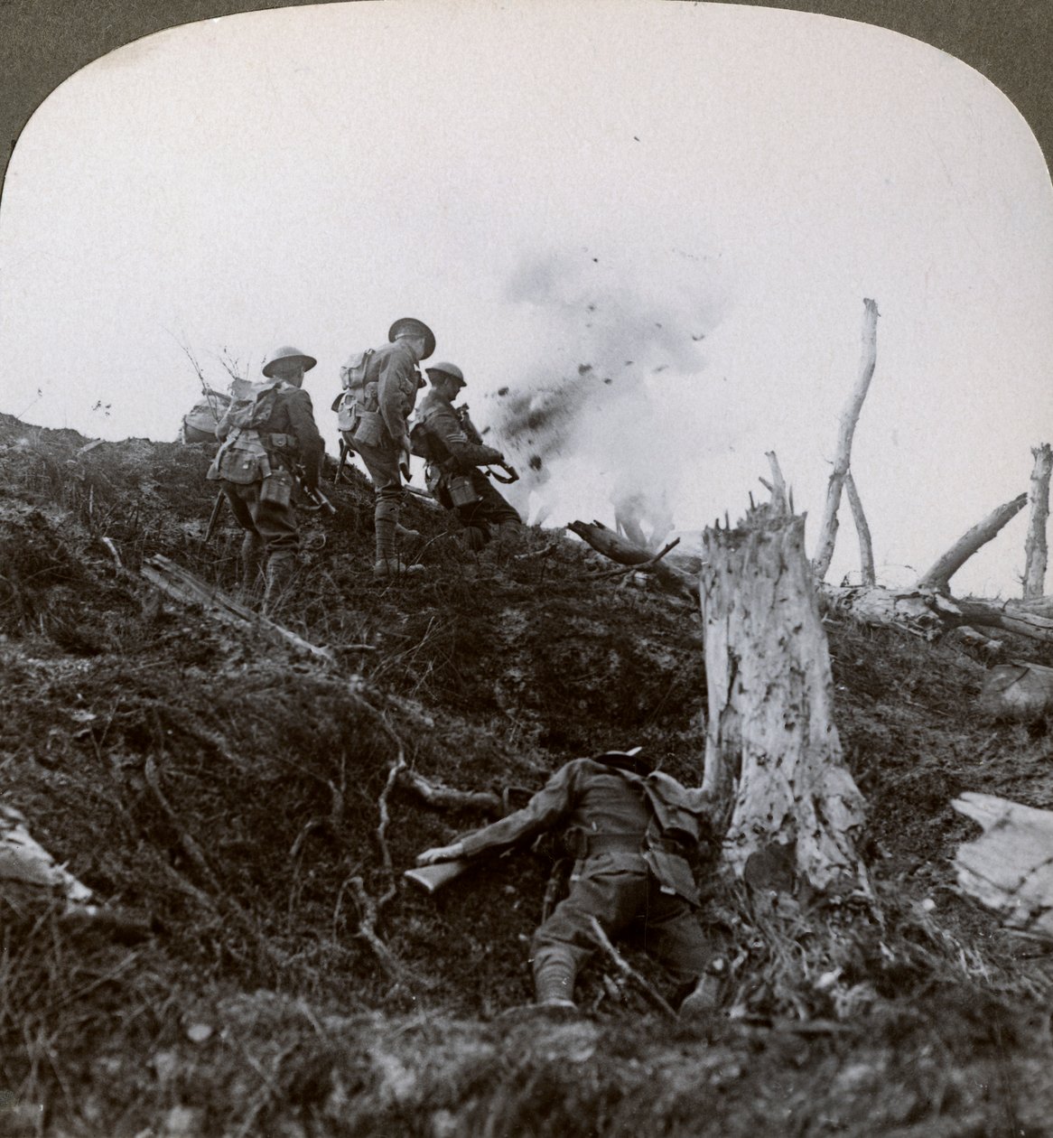 ノーマンランドを越えてドイツ軍を攻撃する、第一次世界大戦、1914-1918 作： 現実的な旅行出版社