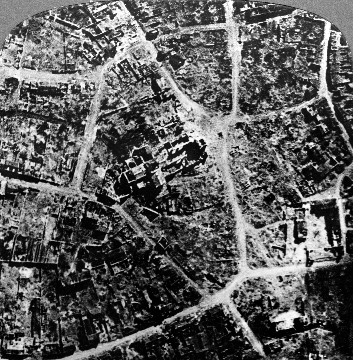町の遺跡とフランスのアルベール大聖堂、第一次世界大戦、1914-1918の航空写真。 作： 現実的な旅行出版社