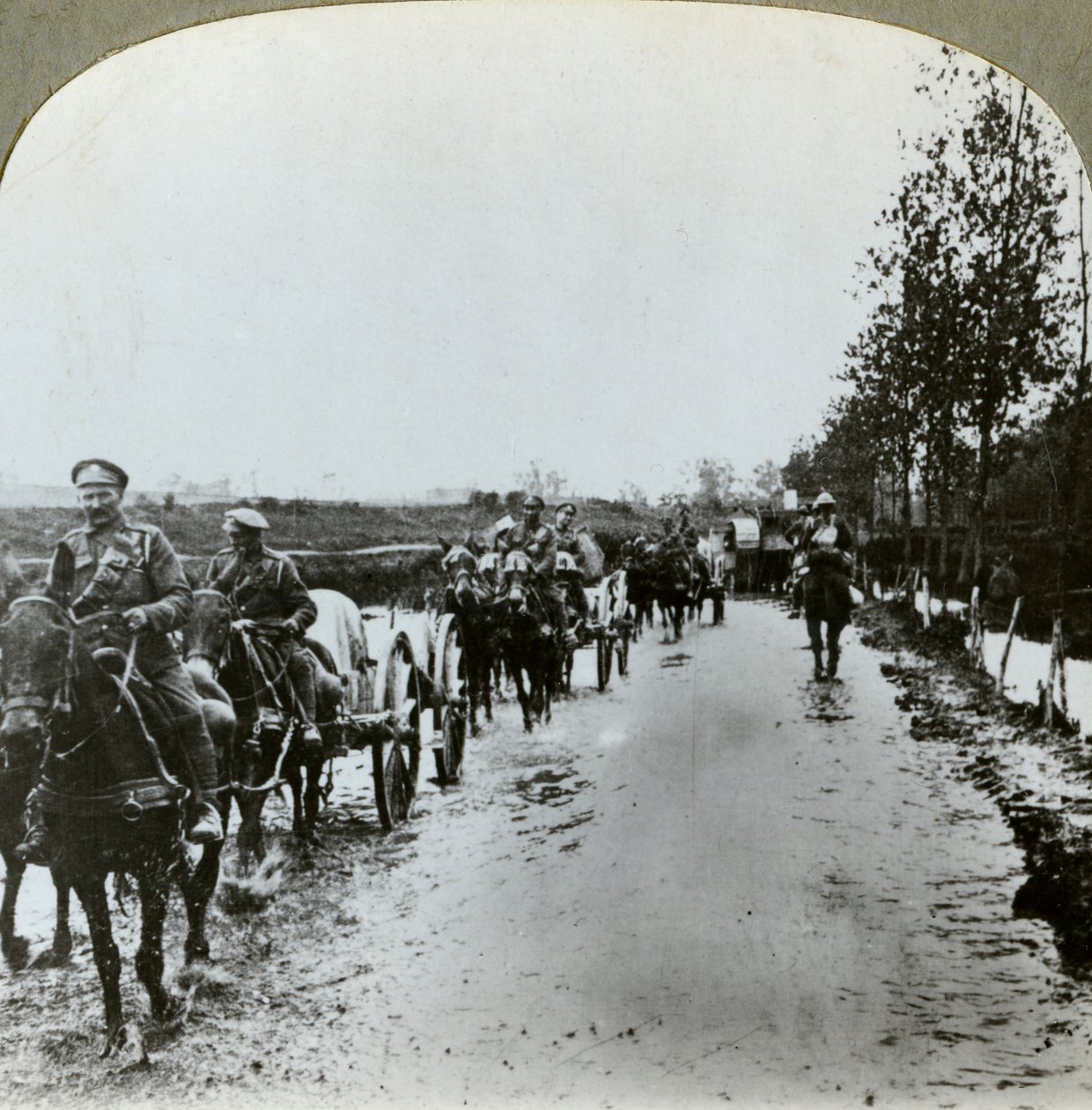 砲兵が泥を通り抜けてフランスのゴンクールに向かい、第一次世界大戦、c1914-c1918 作： 現実的な旅行出版社