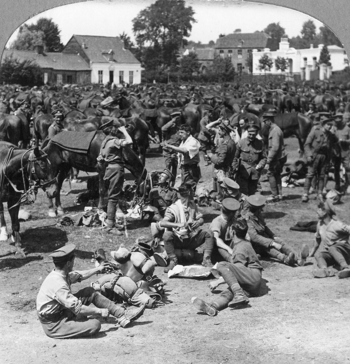フランスの村、第一次世界大戦、c1914-c1918で休んでいるイギリスの騎兵隊 作： 現実的な旅行出版社