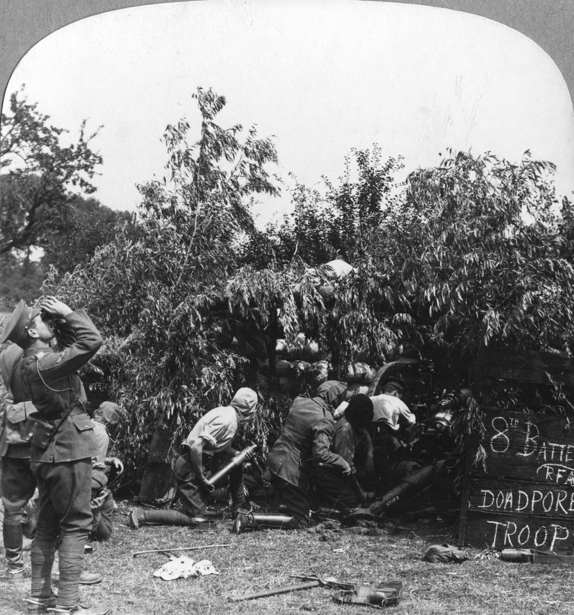 イギリスの砲手がドイツのガス砲、第一次世界大戦、c1914-c1918に対する保護としてマスクを着用 作： 現実的な旅行出版社