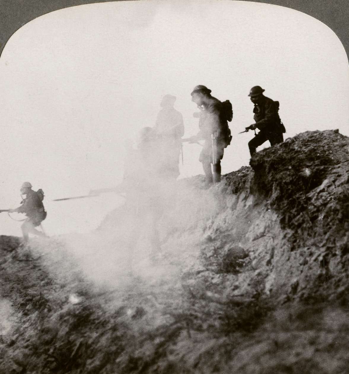 ガスと煙に包まれて前進するイギリス兵、フランス、第一次世界大戦、1916年 作： 現実的な旅行出版社