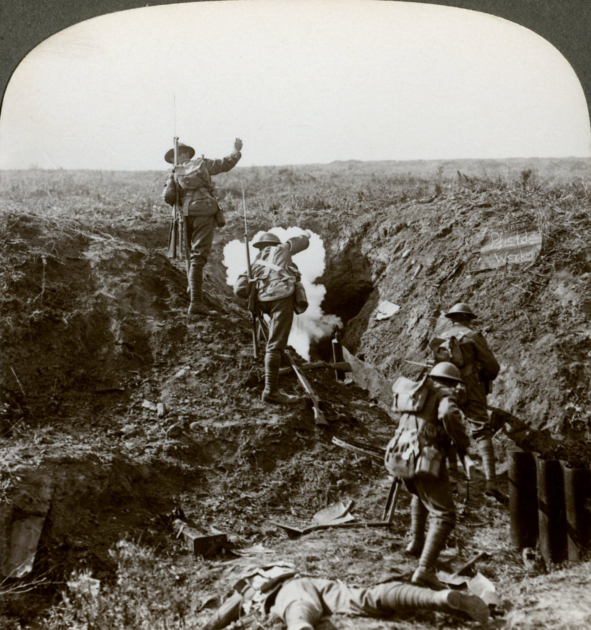 ヒンデンブルク線を攻撃するイギリス兵、第一次世界大戦、1917-1918。 作： 現実的な旅行出版社