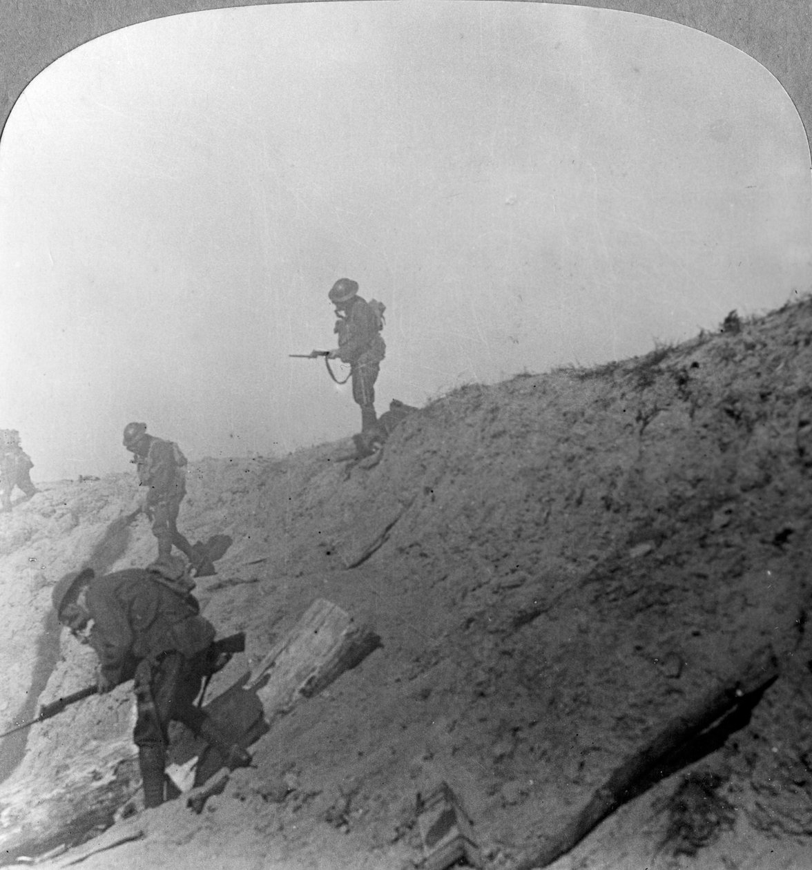 ガス、パスチャンデール、イープル、ベルギー、第一次世界大戦、c1914-c1918を通じて前進するイギリス軍 作： 現実的な旅行出版社