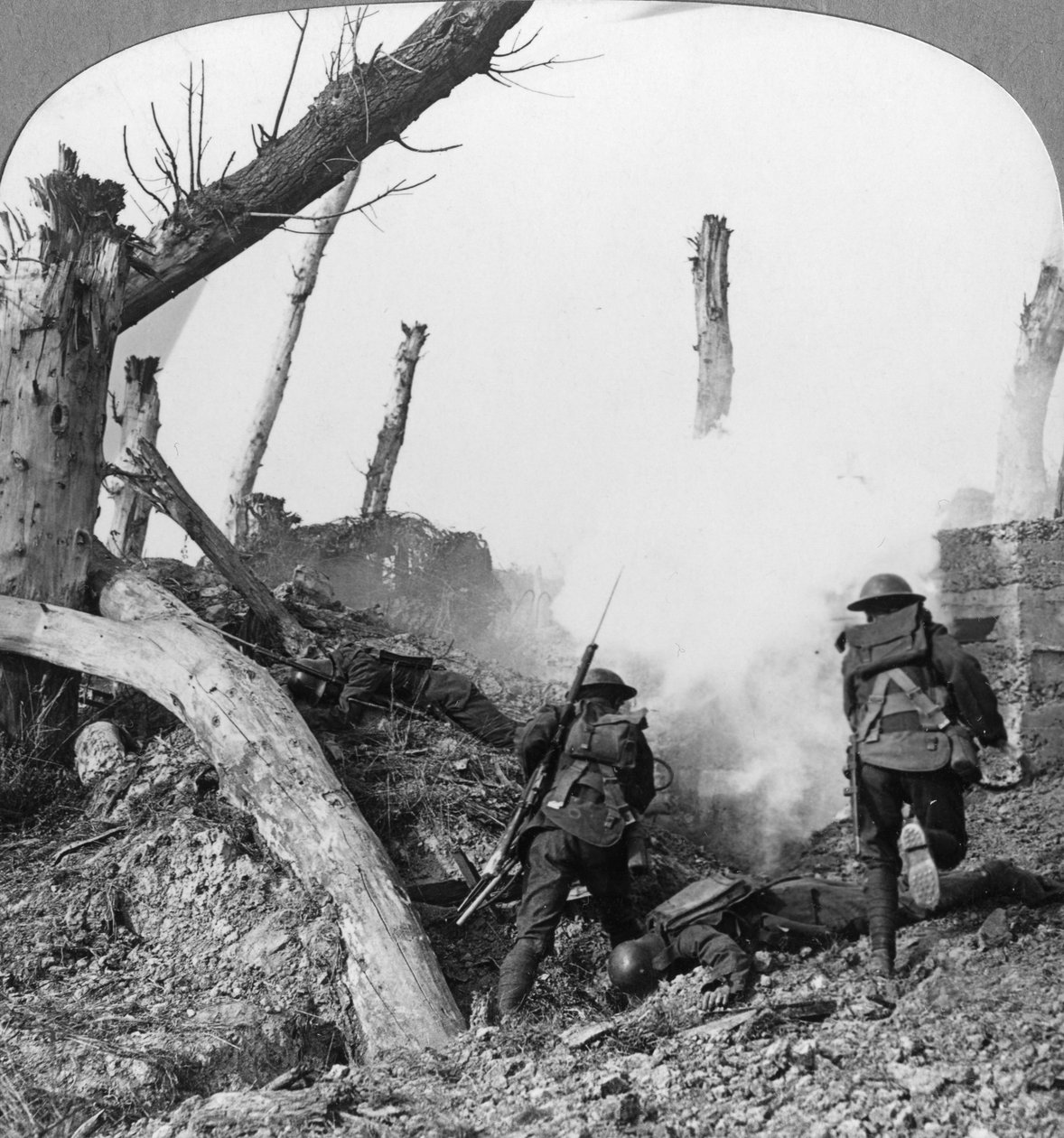 捕獲された村、第一次世界大戦で隔離されたドイツ人を攻撃するイギリス軍、c1914-c1918 作： 現実的な旅行出版社