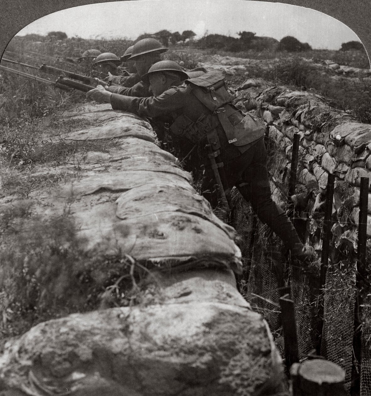 カナダ人は塹壕を離れ、ドイツの地位、第一次世界大戦、1914-1918を急いだ。 作： 現実的な旅行出版社