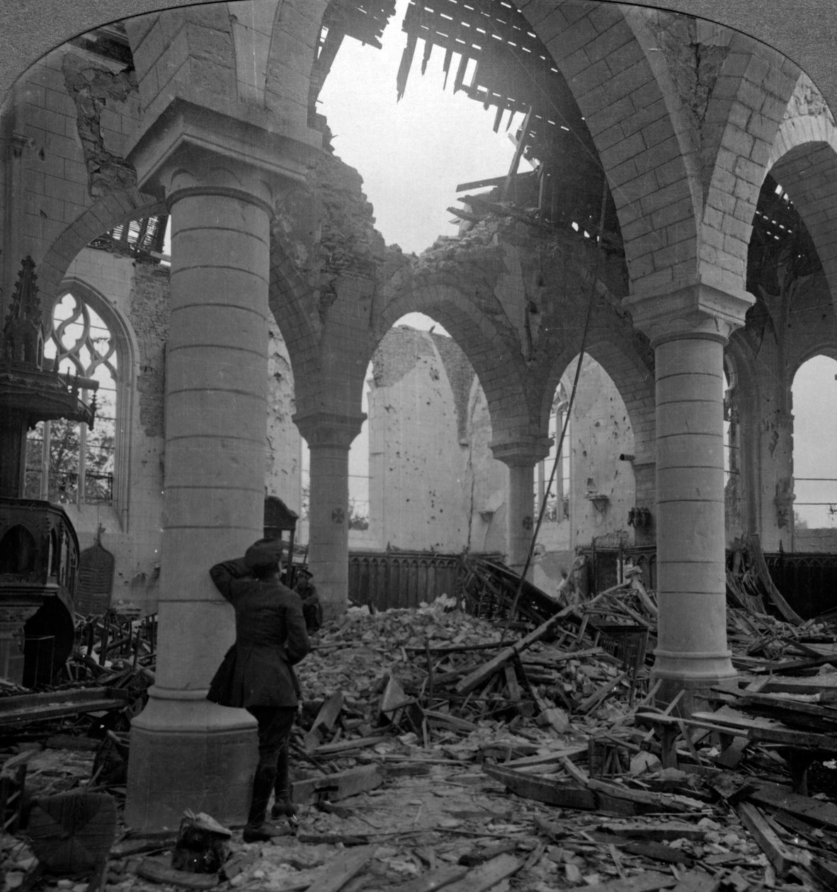 廃墟の教会、フランス、リシュブール、第一次世界大戦、1914-1918。 作： 現実的な旅行出版社