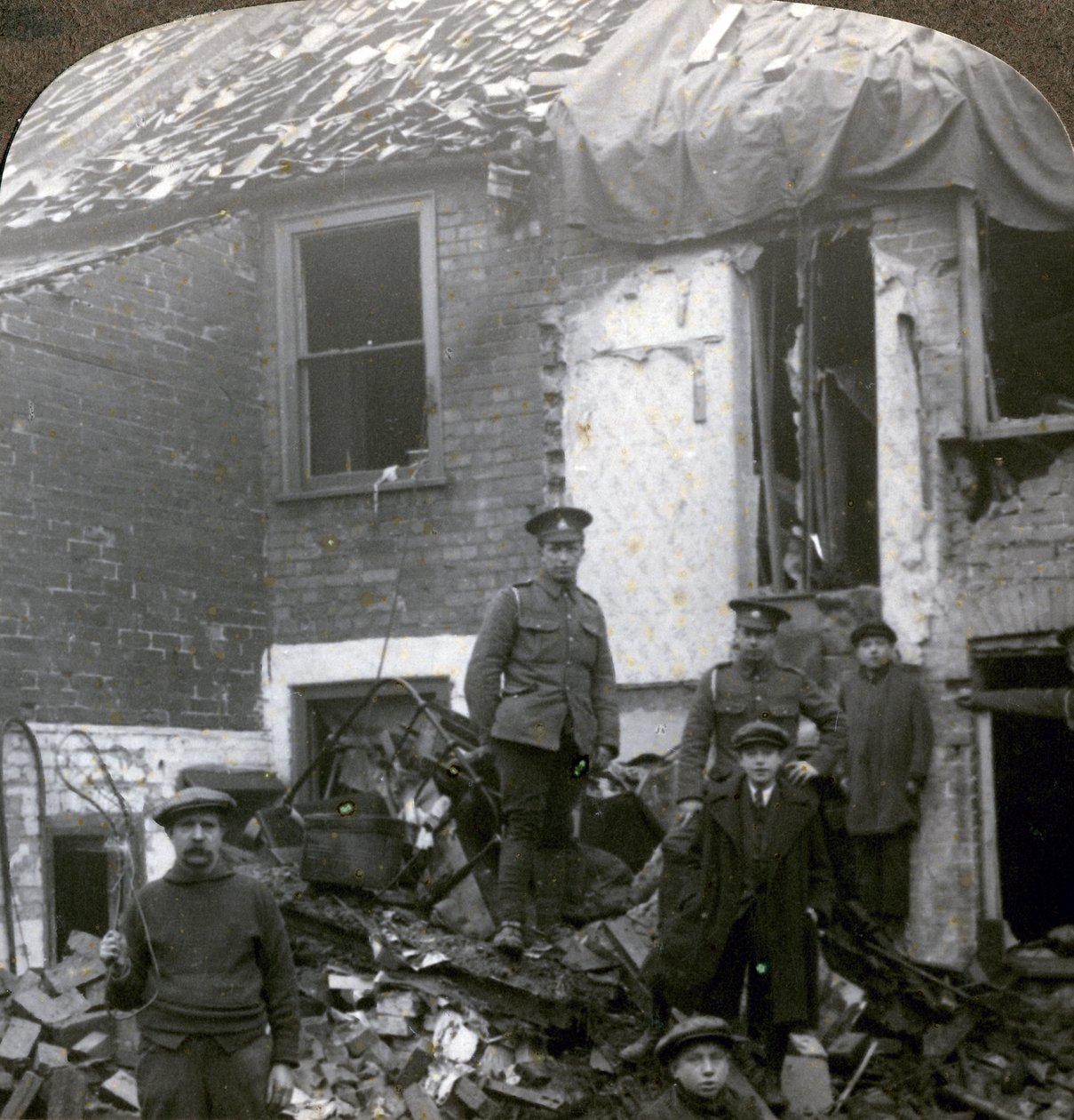 ドイツのツェッペリン爆弾による破壊、第一次世界大戦、1914-1918。 作： 現実的な旅行出版社