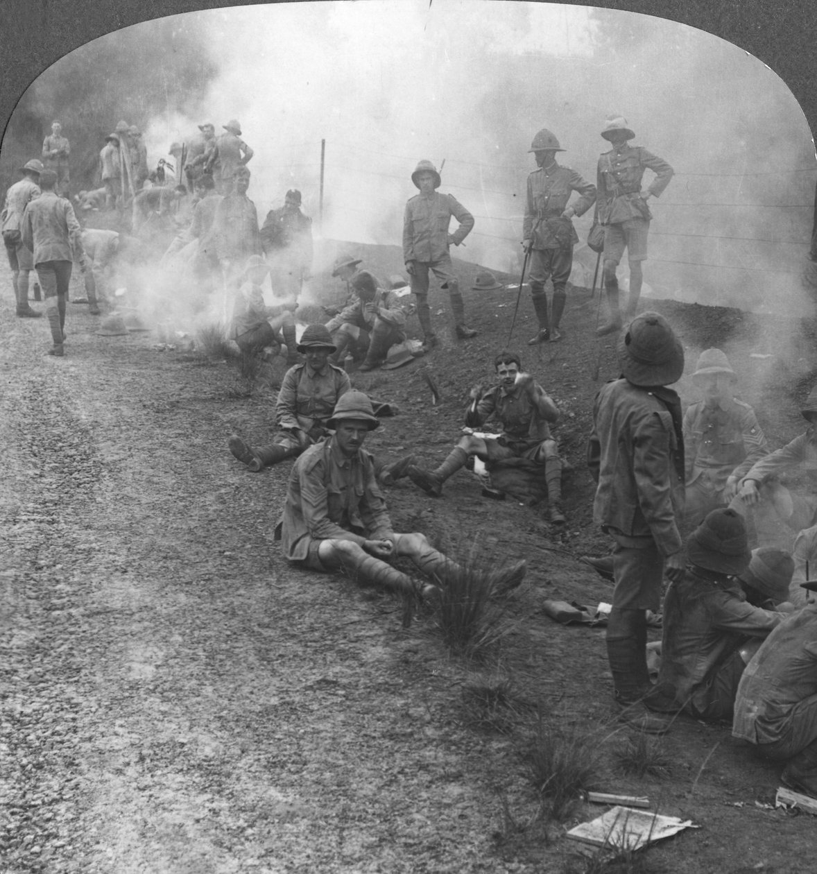第一次世界大戦、ペルシャ湾での早朝のキャンプファイヤーと朝食、c1914-c1918 作： 現実的な旅行出版社