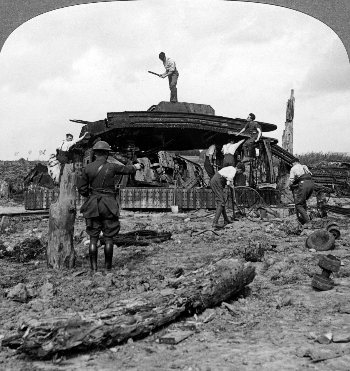 破壊された戦車を道路から一掃するエンジニア、第一次世界大戦、1917-1918。 作： 現実的な旅行出版社