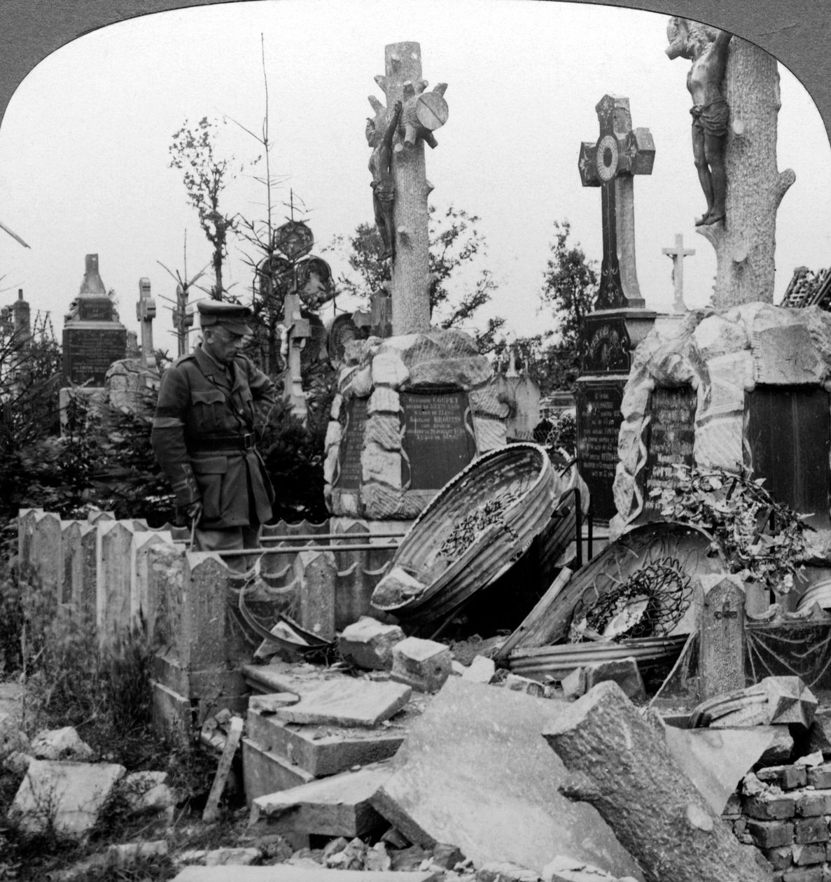フランスの墓、ドイツの砲撃、フランス、第一次世界大戦、1914-1918。 作： 現実的な旅行出版社