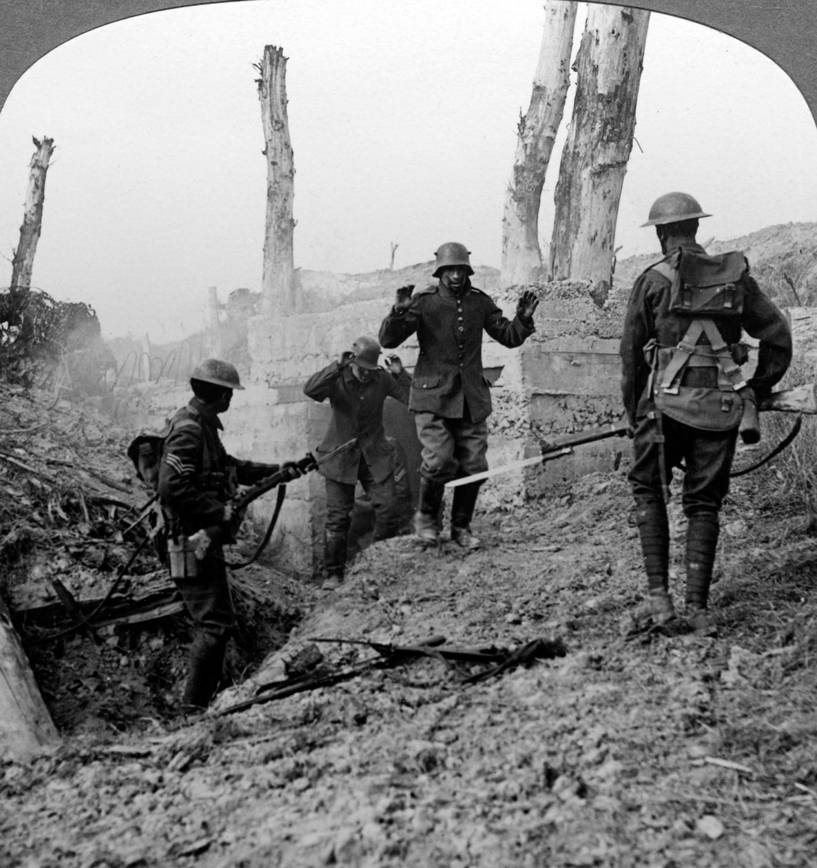 降伏するドイツの兵士、ブルクール、フランス、第一次世界大戦、1914-1918。 作： 現実的な旅行出版社