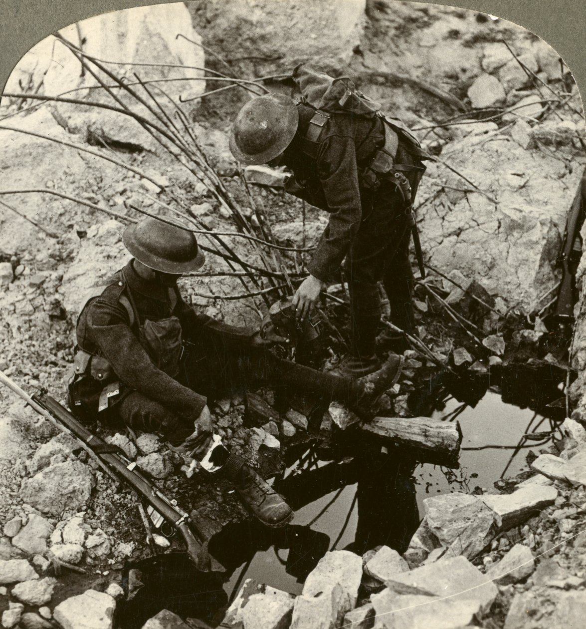 負傷した友人、フーゲ、イープル、ベルギー、第一次世界大戦、1914-1918に水を与えます。 作： 現実的な旅行出版社