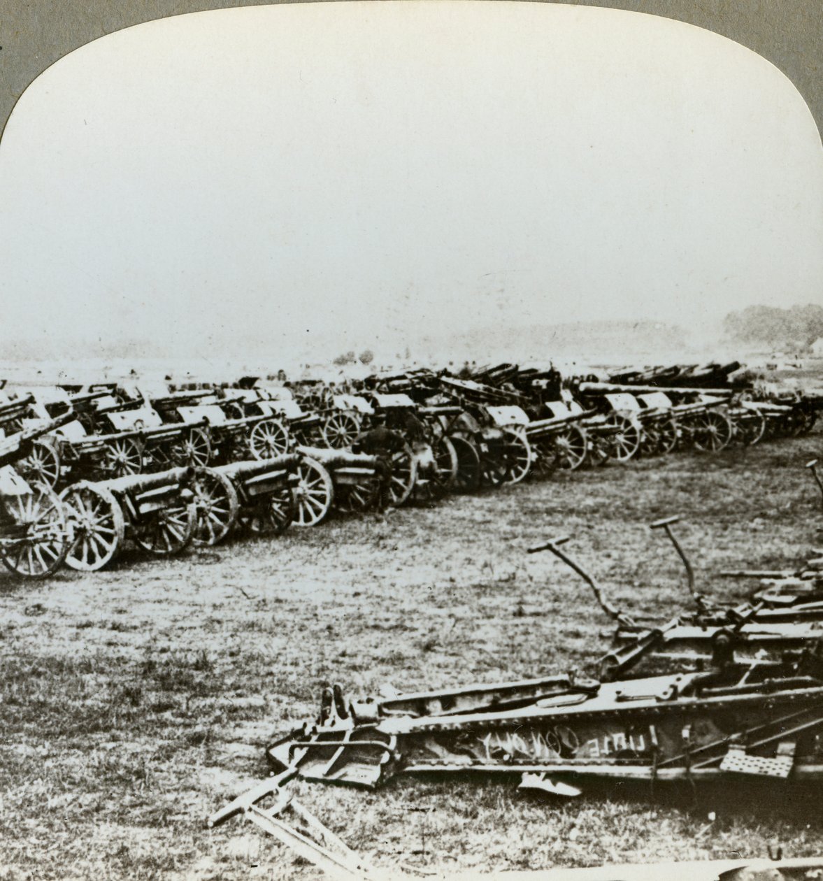 フランスのクーラレット、ソンムの戦い、第一次世界大戦、1916年に捕獲された何百ものドイツの銃 作： 現実的な旅行出版社