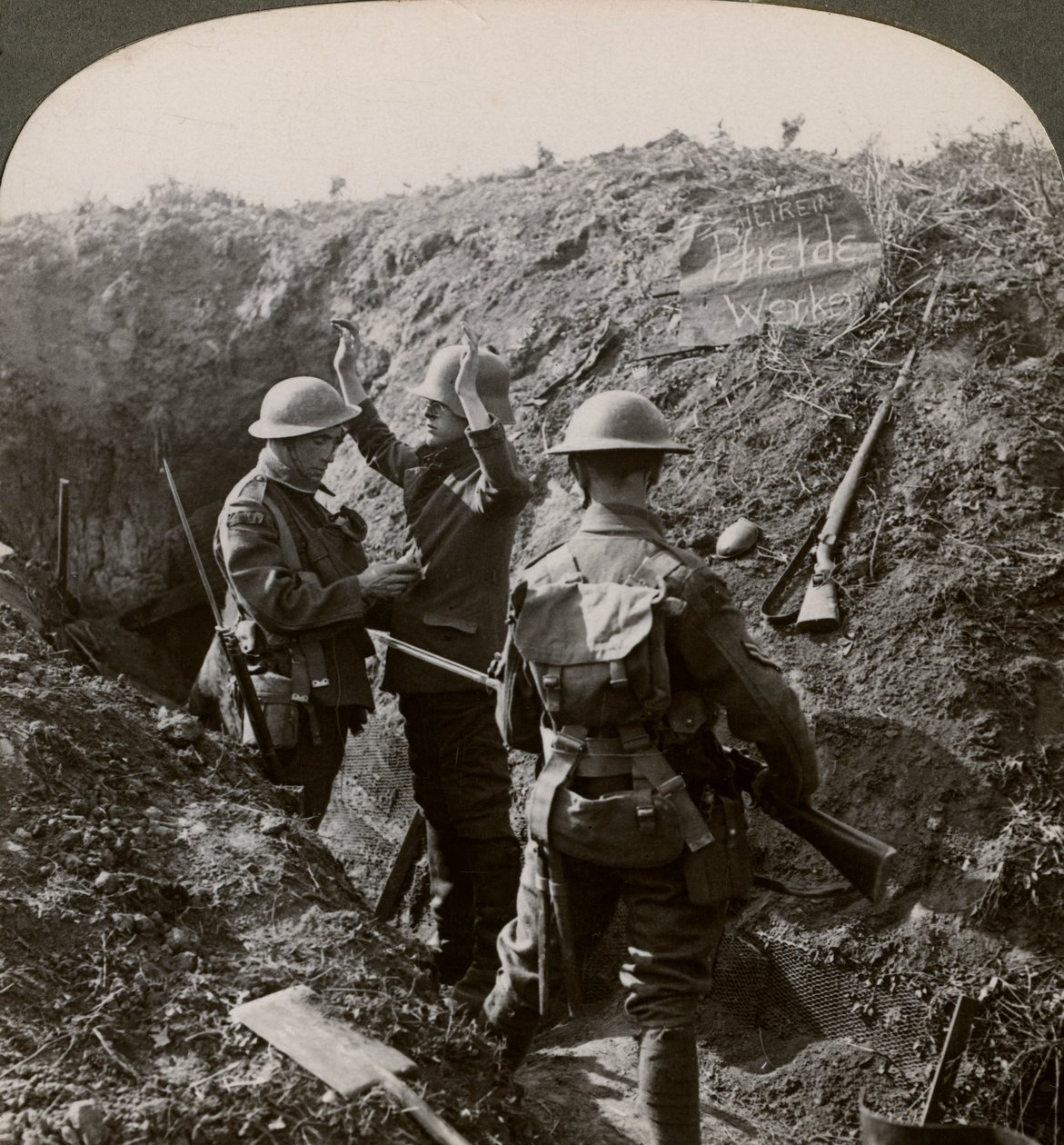 情報を入手するためにドイツの囚人を尋問、第一次世界大戦、1914-1918。 作： 現実的な旅行出版社