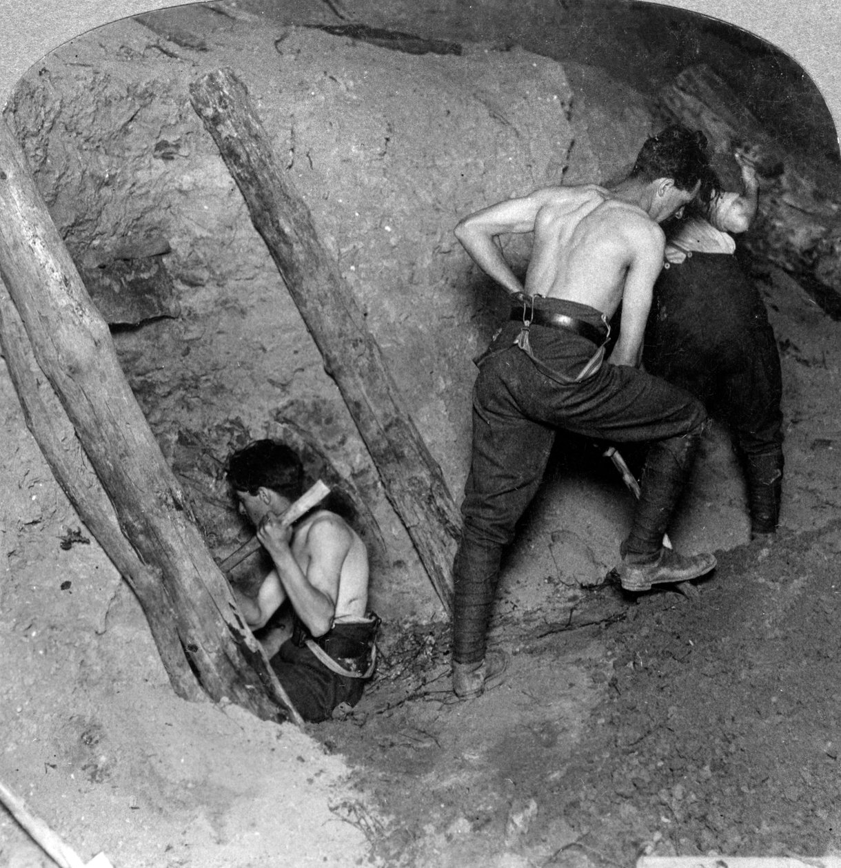 Messines Ridge、ベルギー、第一次世界大戦、1914-1918での採鉱。 作： 現実的な旅行出版社