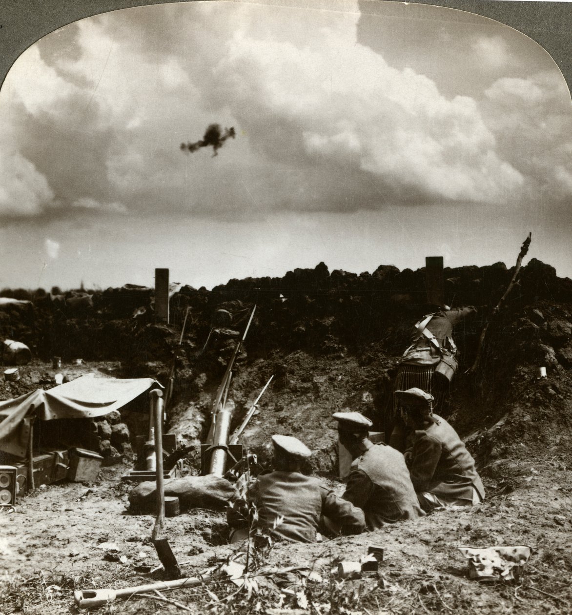 塹壕の迫撃砲、第一次世界大戦、1914-1918。 作： 現実的な旅行出版社
