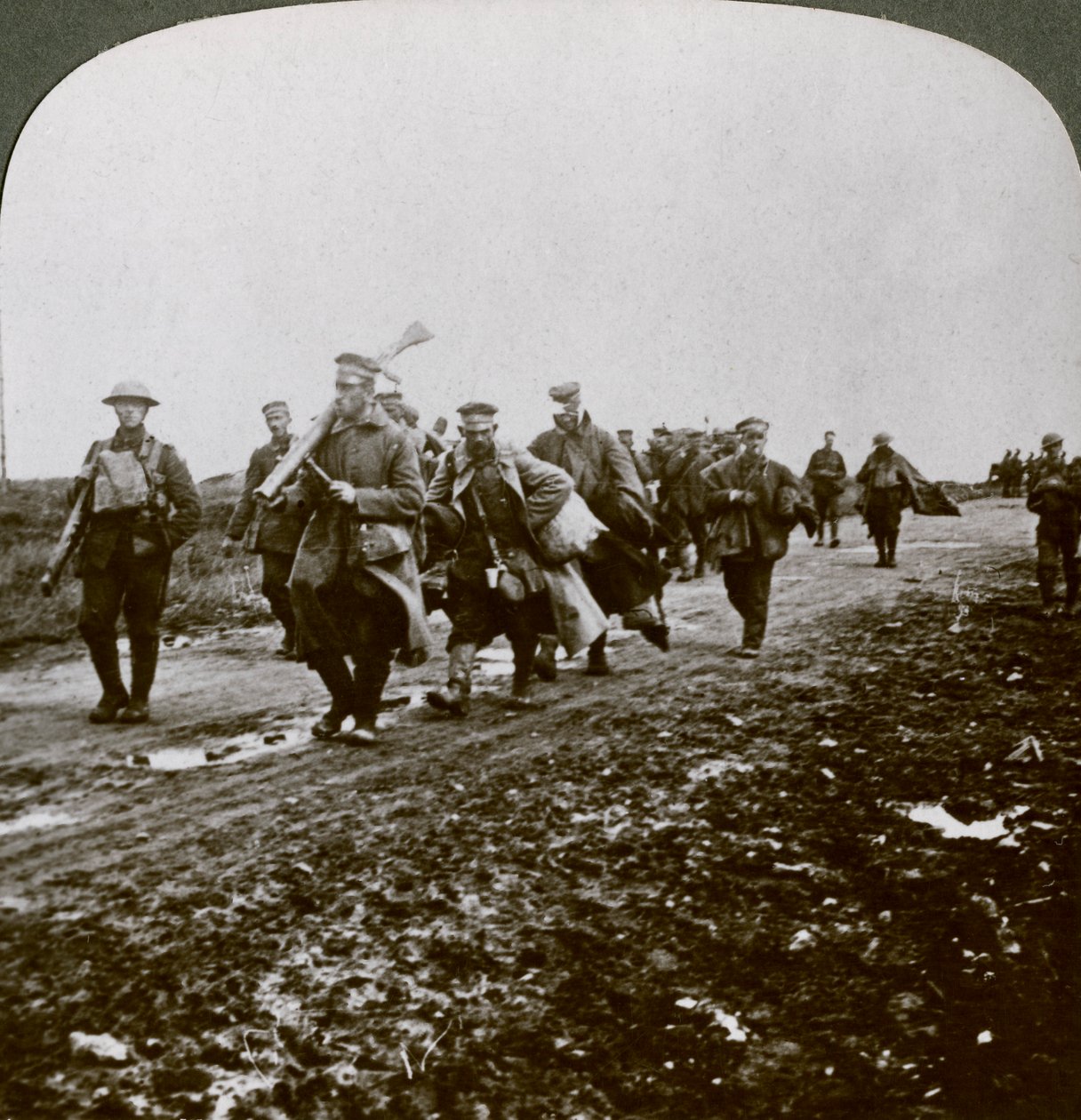 第一次世界大戦、1914年-1818年、Pozieresで事前にOld Contemptiblesによって捕らえられたプロイセン人。 作： 現実的な旅行出版社