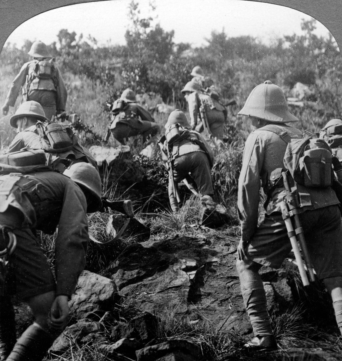 東アフリカの森を駆け抜けるスカウト、第一次世界大戦、1914-1918。 作： 現実的な旅行出版社