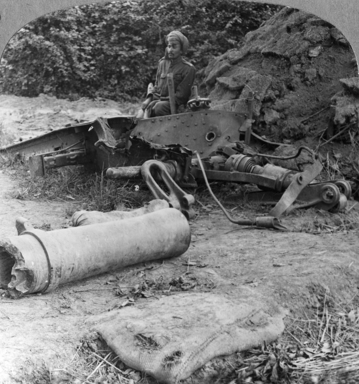 ドイツの直接攻撃、第一次世界大戦、c1914-c1918によって爆破された運の悪い榴弾砲の粉砕された遺跡 作： 現実的な旅行出版社