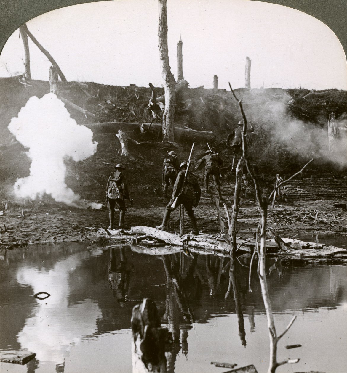 アンクレ川を渡る兵士、ソンムの戦い、フランス、第一次世界大戦、1916年。 作： 現実的な旅行出版社