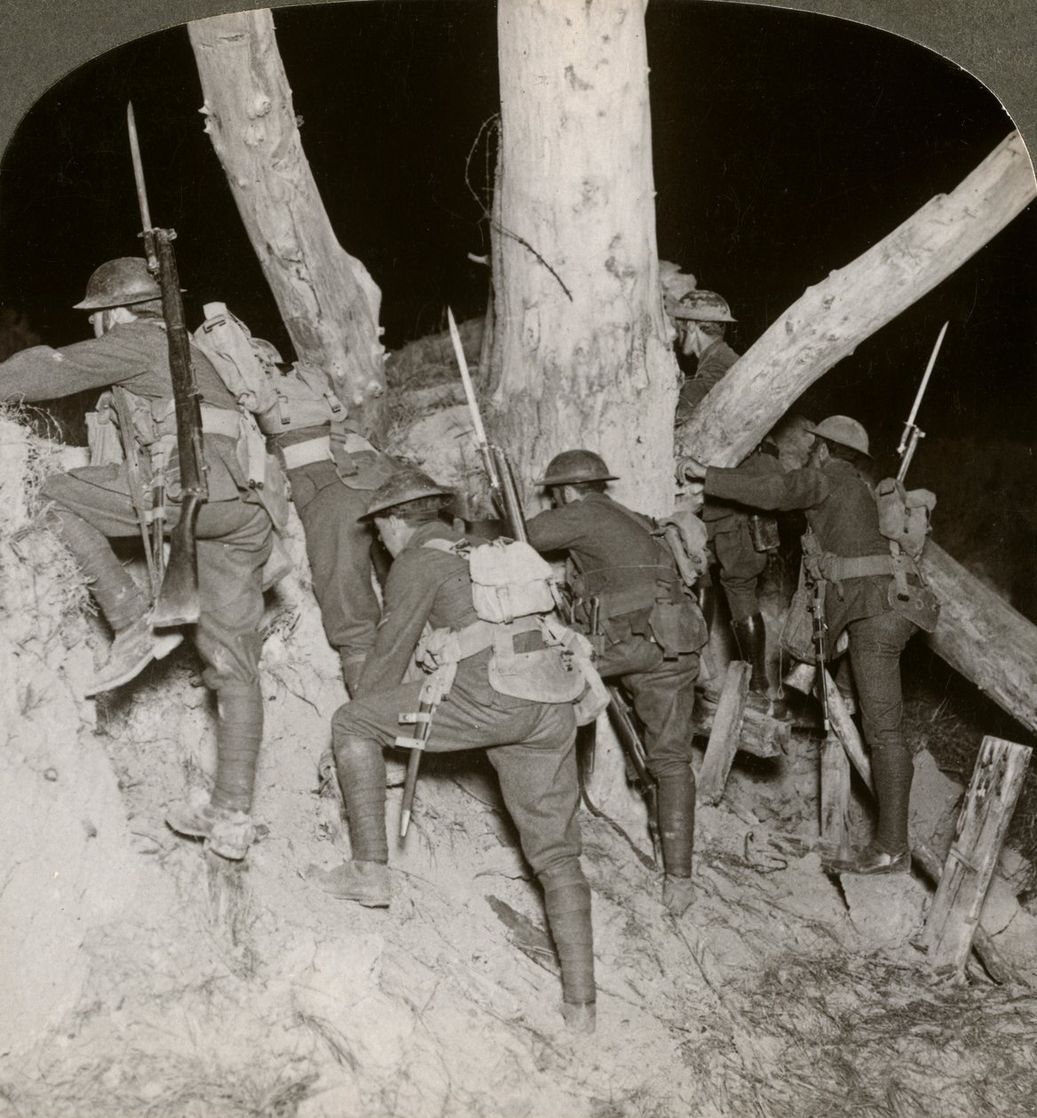 ベルギー、メッシーヌ、第一次世界大戦、1914-1918で夜間襲撃のための塹壕を離れた兵士。 作： 現実的な旅行出版社