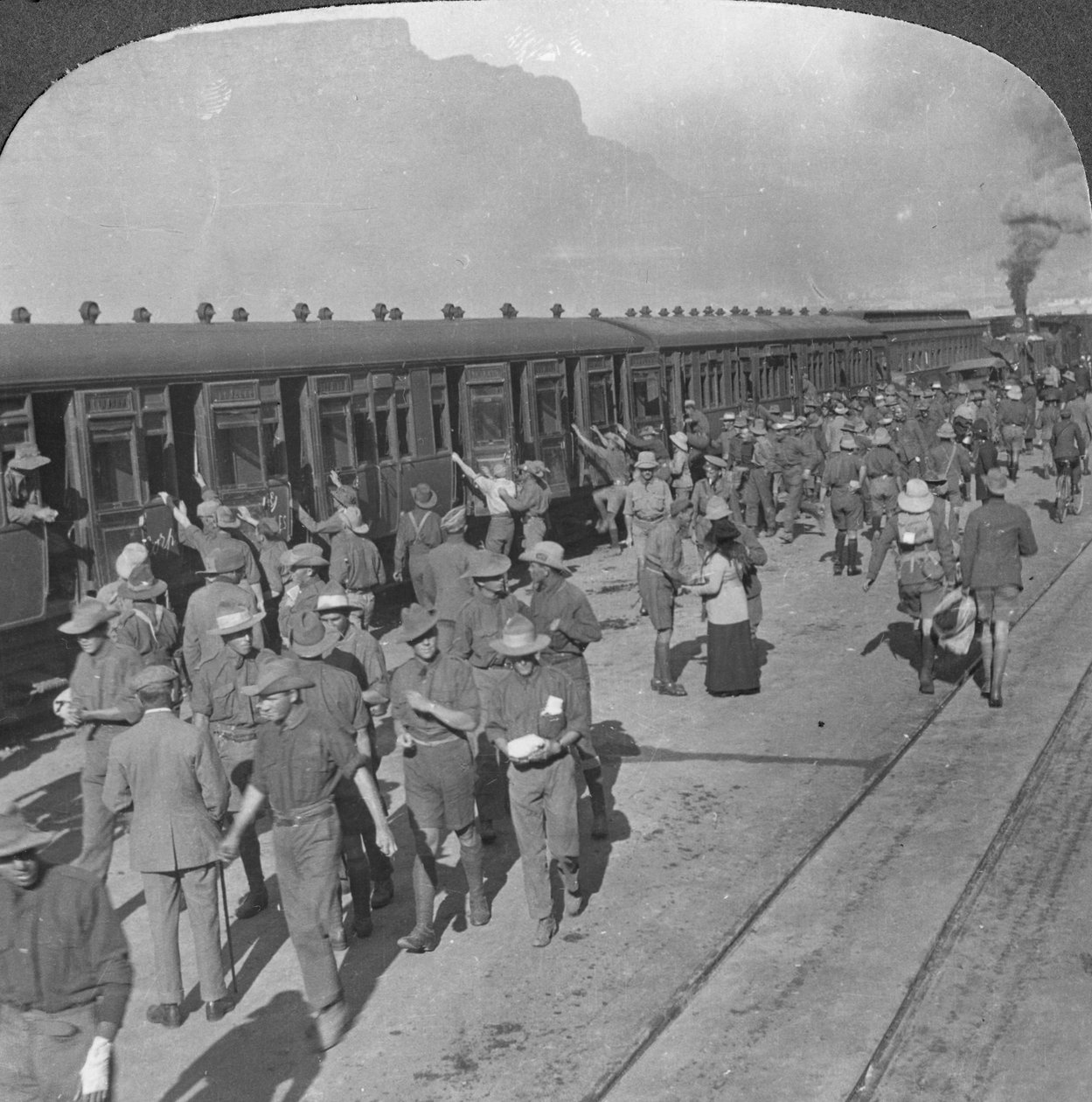電車に乗ったウィルトシャーライフルの兵士、ケープタウン、南アフリカ共和国、第一次世界大戦、c1915 作： 現実的な旅行出版社
