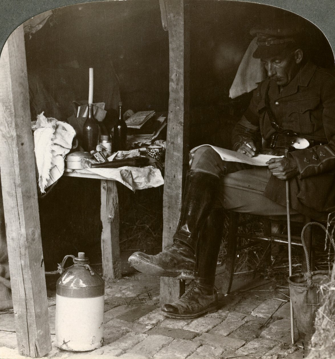 攻撃的、第一次世界大戦、1914-1918の前に詳細を勉強していたダッグアウトの職員 作： 現実的な旅行出版社