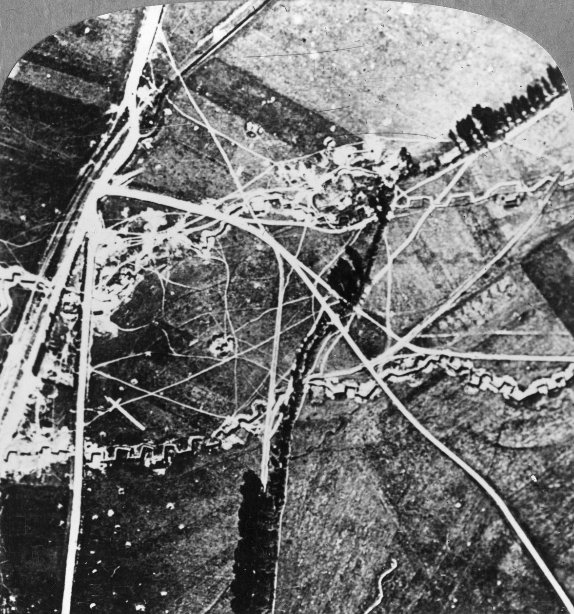 8000フィートからのヒンデンブルク線、フランス、第一次世界大戦、c1916-c1918 作： 現実的な旅行出版社