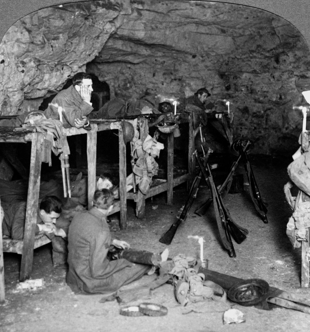 迷宮、アラス、フランス、第一次世界大戦、1916年から1918年。 作： 現実的な旅行出版社